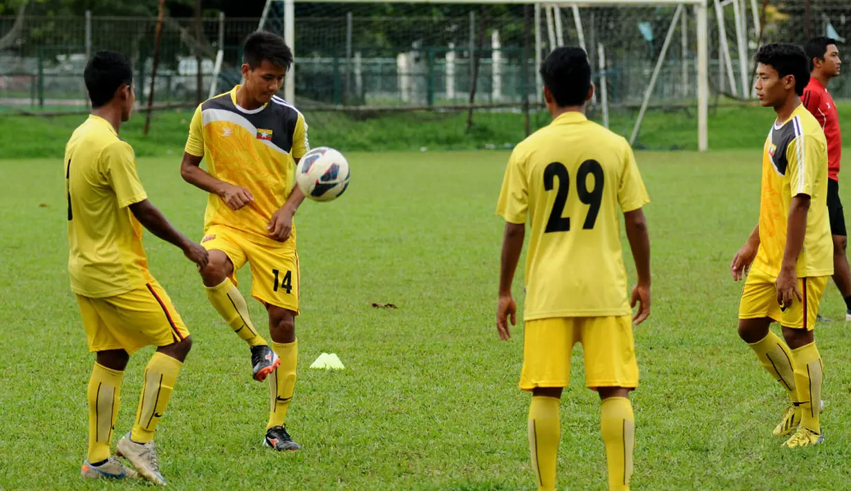 Sesi latihan Timnas Myanmar U19 di lapangan C Senayan Jakarta (4/5/2014), difokuskan pada passing bola-bola pendek. (Liputan6.com/Helmi Fithriansyah)
