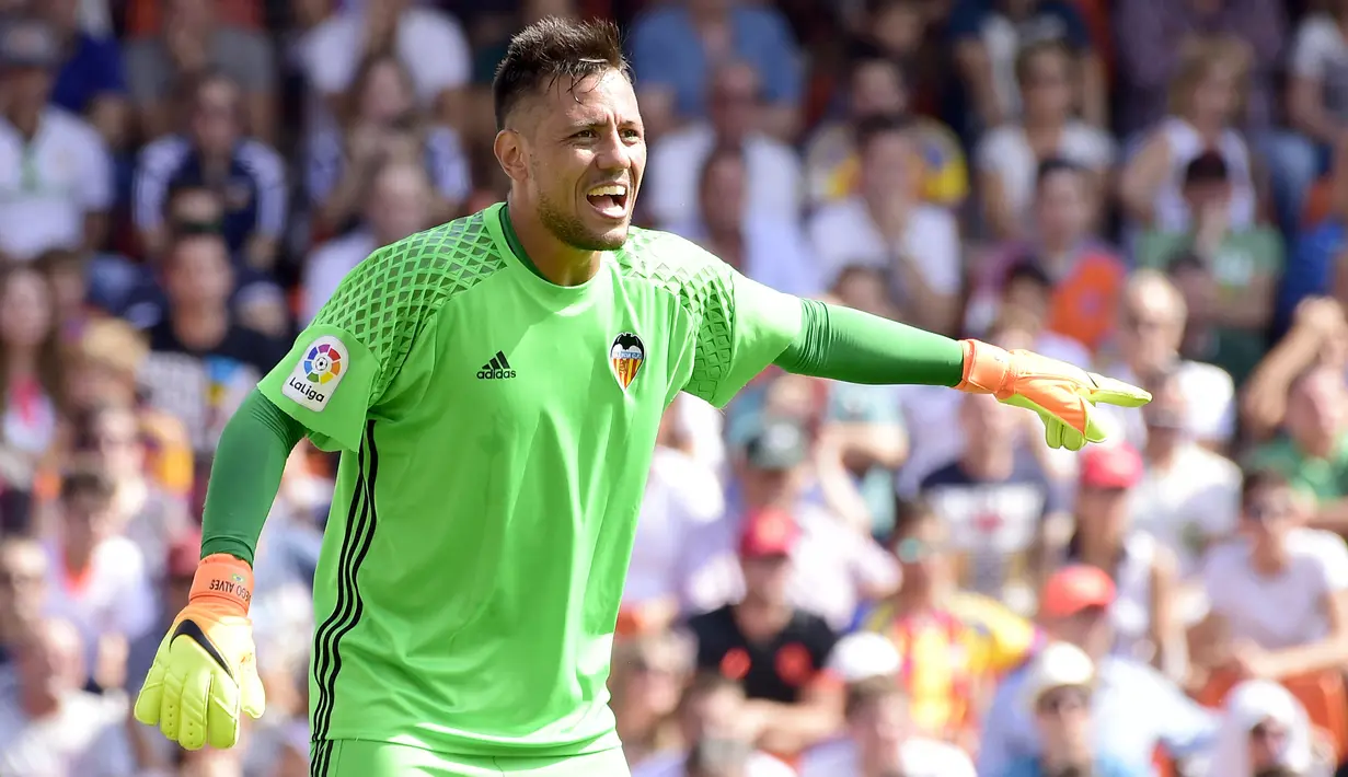 Meski berusia 39 tahun dan berstatus bebas transfer selama lebih dari setahun, Diego Alves belum secara resmi mengumumkan pengunduran dirinya dari sepak bola profesional. Kiper legendaris La Liga ini baru-baru ini bermain di Celta Vigo, meskipun tidak tampil untuk klub selama satu tahun di Estadio de Balaidos. (JOSE JORDAN / AFP)
