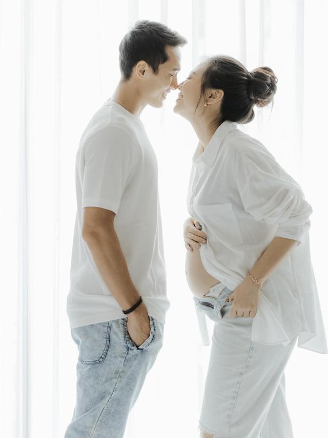 6 Potret Shanju dengan Baby Bump Besar, Jonatan Christie Setia Dampingi