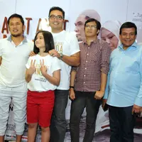 Pemain, sutrada dan produser saat press screening film 'Ayat-ayat Adinda' di kawasan Kuningan, Jakarta, Senin (8/6). Film tersebut bercerita kehidupan gadis bernama Adinda dan keluarganya yang selalu berpindah tempat tinggal. (Liputan6.com/Panji Diksana)