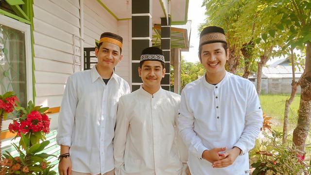 6 Potret Kompak Syakir Daulay Dan Zikri Daulay Kakak Beradik Yang Jadi Aktor Hot Liputan6 Com