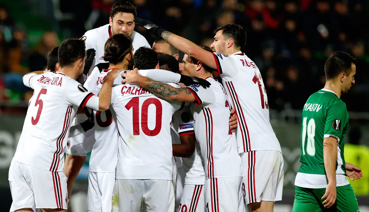 Pemain AC Milan merayakan gol penalti yang dicetak Ricardo Rodriguez saat bertandang ke markas Ludogorets Razgrad pada laga leg pertama babak 32 besar Liga Europa di Ludogerts Arena, Jumat (16/2). AC Milan berhasil menumbangkan Ludogorets 3-0. (AP Photo)