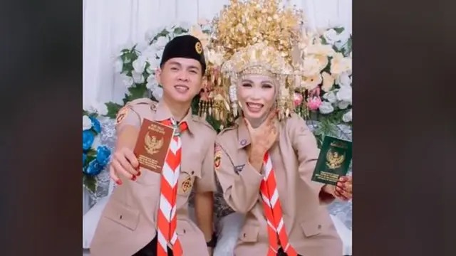 Pasangan pengantin mengenakan seragam Pramuka saat pernikahan