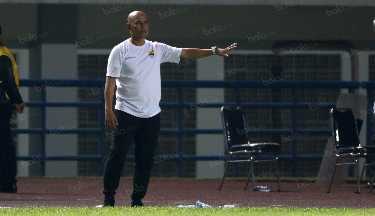 Herrie Setiawan saat memimpin tim Persib Bandung melawan Mitra Kukar di ajang Torabika SC 2016. Persib Bandung Menang 2-1. (Bola.com/Nicklas Hanoatubun)