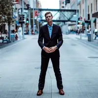 Ilustrasi Model Rambut Pria Undercut Rapi (Credit: Gregory Hayes/Unsplash)