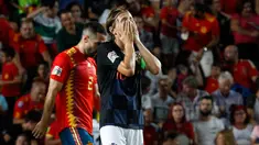 Gelandang Kroasia, Luka Modric menutupi wajahnya setelah bek Spanyol, Sergio Ramos mencetak gol kelima selama pertandingan UEFA Nations League di stadion Manuel Martinez Valero, Spanyol (11/9). Spanyol menang 6-0 atas Kroasia. (AP Photo/Alberto Saiz)