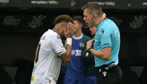 Kekecewaan Neymar setelah ia secara tak sengaja ditarik keluar saat membela timnya, Santos. (AFP)