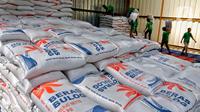 Buruh memanggul beras bulog saat aktivitas bongkar muat, di gudang PT Food Station Tjipinang Jaya, Jakarta Timur, Jumat (3/2/2023). Guna memenuhi kebutuhan beras di Pasar Induk Beras Cipinang, Bulog juga akan menambah stok beras yang saat ini ada di Food Station dari 13 ribu ton menjadi 30 ribu ton. (Liputan6.com/Angga Yuniar)