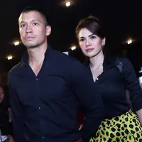 Nikita Mirzani terlihat mesra bergandengan tangan dengan Samuel Rizal. (Nurwahyunan/Bintang.com)