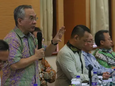 Direktur EMTEK Hendro Tjahyono (kedua kiri) saat menjadi pembicara dalam penyusunan roadmap industrial di Jakarta, Kamis (6/10). Industri kreatif ‎diharapkan membawa ekonomi berkembang cepat dan menyerap tenaga kerja (Liputan6.com/Angga Yuniar) 