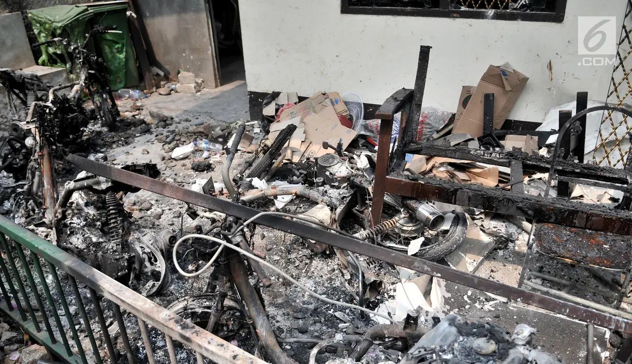 Sejumlah motor hangus terbakar di pos polosi subsektor Palmerah, Jakarta, Rabu (25/9/2019). Imbas kerusuhan antara demonstran dan polisi dalam aksi unjuk rasa di depan Gedung DPR tadi malam menyebabkan fasilitas umum rusak, salah satunya pos polisi Subsektor Palmerah. (merdeka.com/Iqbal S. Nugroho)