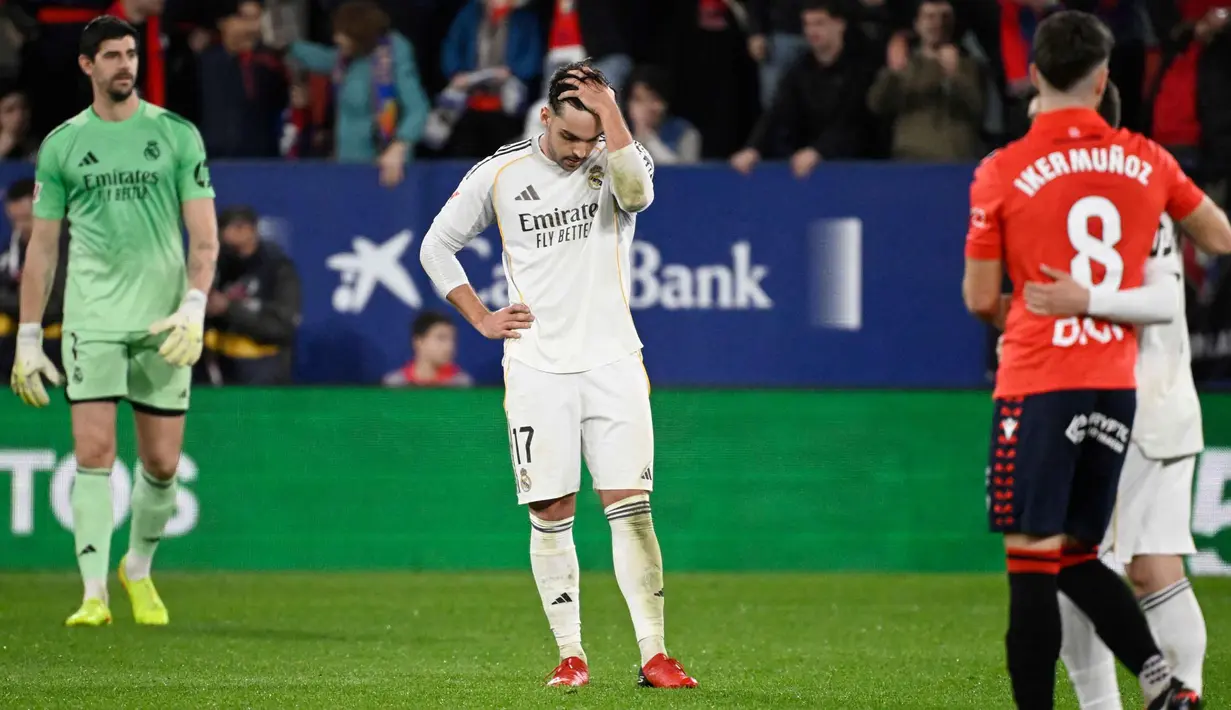 Los Blancos takluk 1-2 pada pertandingan yang digelar di Stadion El Sadar, Pamplona pada Sabtu 21 Februari 2026 waktu setempat atau Minggu (22/2/2026) dini hari WIB. Tampak dalam foto, reaksi bek Real Madrid asal Spanyol, Raul Asencio (tengah) bereaksi terhadap gol kedua Osasuna yang dicetak oleh Raul Garcia selama pertandingan pekan ke-25 La Liga 2025/2026 di Stadion El Sadar, Pamplona pada Sabtu 21 Februari 2026 waktu setempat atau Minggu (22/2/2026) dini hari WIB. (ANDER GILLENEA/AFP)