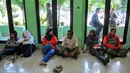 Orangtua murid tampak tertidur karena menunggu antrian, Jakarta, Kamis (16/6/2016). Ratusan orang tua berdatangan ke kantor Disdik DKI untuk mengurus kesalahan entri data yang digunakan dalam pendaftaran SMA. (Liputan6.com/Yoppy Renato) 