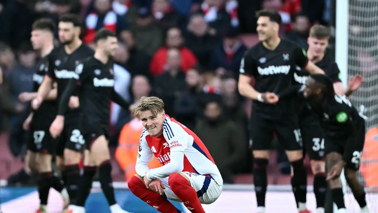 Pemain Arsenal tertunduk lesu usai dikalahkan West Ham