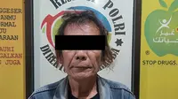 Ismet Inanu, kakek kelahiran Bandung yang tinggal di Padukuhan Kwarasan RT 008 RW 006 Nogotirto, Gamping, Sleman, berulang kali terjerembab dalam kubangan narkotika. (Liputan6.com/ Hendro Ary Wibobo)