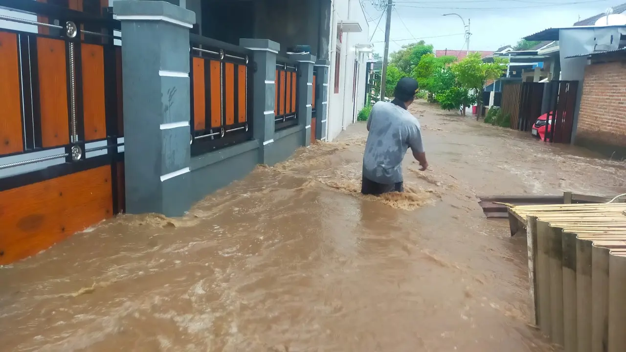 Banjir dengan ketinggian selutut orang dewasa merendam permukiman warga di wilayah Perkotaan Banyuwangi. (Istimewa)
