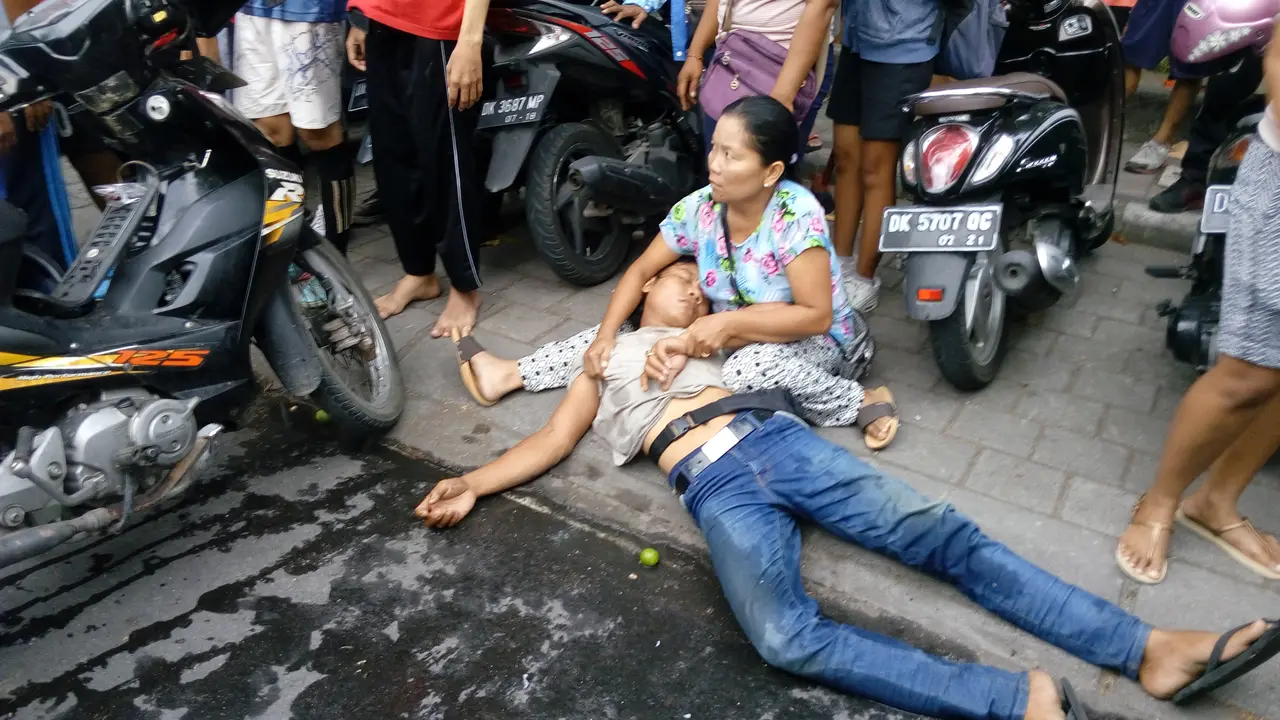 Berusaha Kabur, PKL Bali Pingsan Ditabrak Mobil Satpol PP