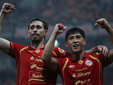 Selebrasi gol Eksel Runtukahu (kanan) bersama Gustavo Franca dalam laga persahabatan Persija Jakarta melawan yang diselenggarakan di markas kebanggaan Macan Kemayoran, Jakarta International Stadium (JIS), Sabtu (26/7/2025). (Bola.com/Abdul Aziz)