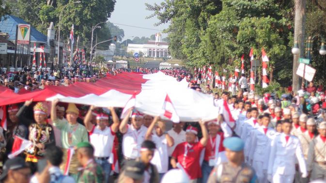 Warga Bogor Usung Kebersamaan Dengan Kirab Bendera Raksasa News Liputan6 Com