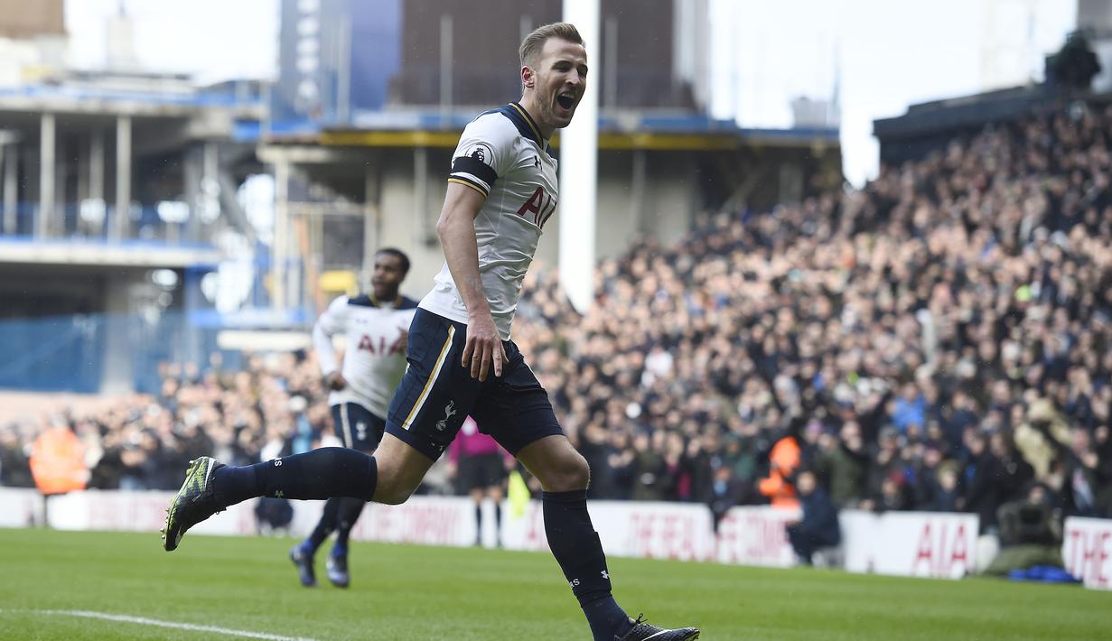 Penyerang Tottenham Hotspur, Harry Kane  tampil gemilang dengan mencetak tiga gol saat timnya melawan West Bromwich Albion pada laga Premier League di White Hart Lane stadium, London, (14/1/2017).   (EPA/Will Oliver)