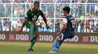 Duel David da Silva (Persebaya) vs Hanif Sjahbandi (Arema) di Stadion Kanjuruhan, Malang, Sabtu (6/10//2018). (Bola.com/Aditya Wany)
