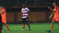 Pemain Madura United,  Onorionde Kughegbe John, yang bisa dipanggil OK John. (Bola.com/Aditya Wani).