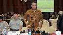 Mentan, Amran Sulaiman saat menghadiri raker dengan Komisi IV DPR, di Kompleks Parlemen, Jakarta, Kamis (14/4). Rapat membahas RUU Prioritas dalam Prolegnas, Evaluasi Kinerja dan Serapan anggaran triwulan I Tahun 2016. (Liputan6.com/Johan Tallo)
