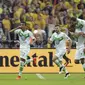 VfL Wolfsburg berhasil menjuarai DFB Pokal musim ini usai membungkam Borussia Dortmund dengan skor 3-1. (AP Photo/Michael Sohn)