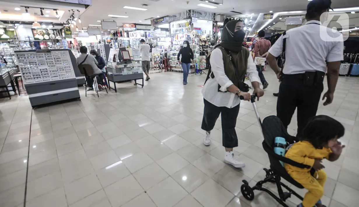 Pengunjung berbelanja di ITC Cempaka Mas, Jakarta, Rabu (4/8/2021). Pemerintah pusat mengizinkan kembali sejumlah pusat perbelanjaan grosir atau pasar rakyat untuk beroperasi pada masa PPKM Level 4. (merdeka.com/Iqbal S Nugroho)