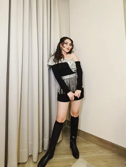 Perpaduan outfit kece dan boot panjang membuatnya tampak cantik dan elegan. [Instagram @ayutingting92]