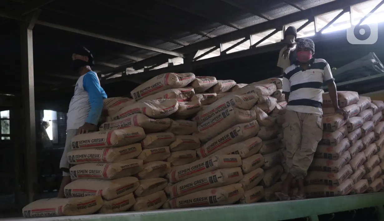 Pekerja tengah menata semen untuk dikirim di gudang penyimpanan semen di Jakarta, Selasa (1/12/2020). Perusahaan semen merasakan tekanan dampak pandemi Covid-19. Sejak awal tahun hingga Oktober 2020, pasar semen domestik mengalami kontraksi -9,7%. (Liputan6.com/Angga Yuniar)