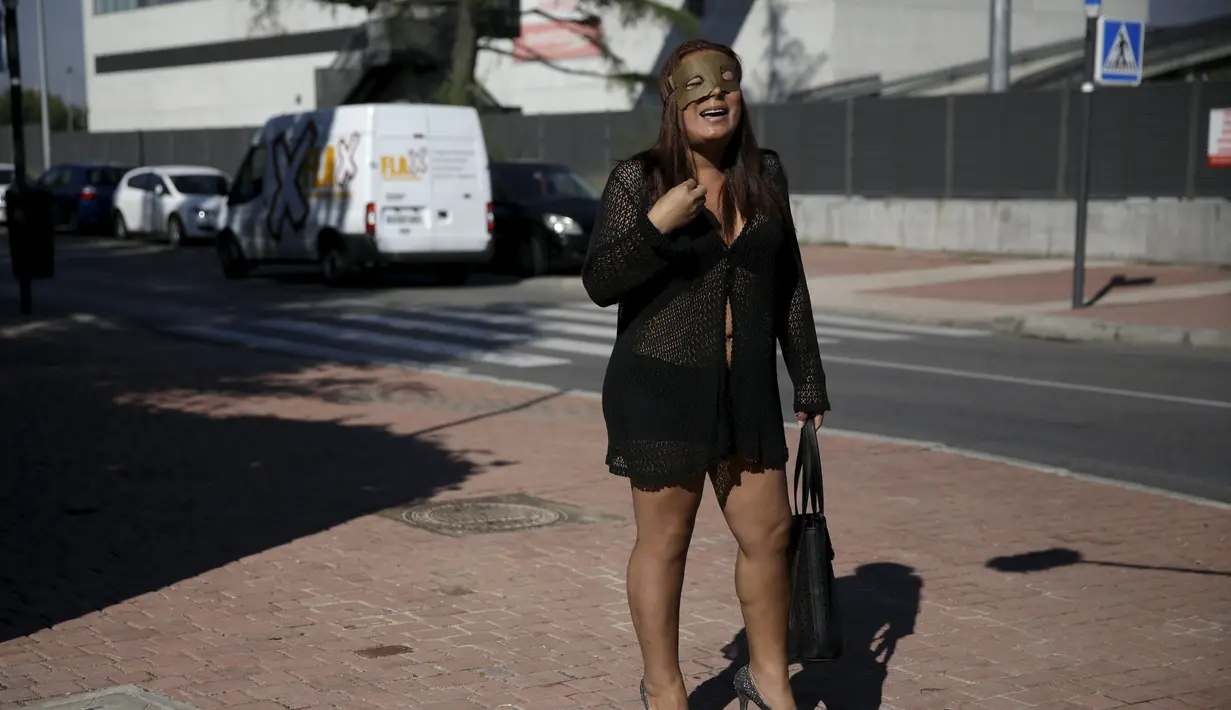 Seorang wanita pekerja seks berjalan untuk mengikuti kegiatan membersihkan jalanan kota Madrid, Spanyol , Rabu  (14/10/2015).  Kegiatan ini mereka lakukan untuk mengecam perlakukan terhadap profesi mereka di masyrakat. (REUTERS /Andrea Comas)