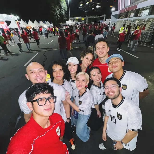 6 Potret Febby Rastanty Nonton Timnas Indonesia Bareng Teman Artis, Suami Sedang Bertugas