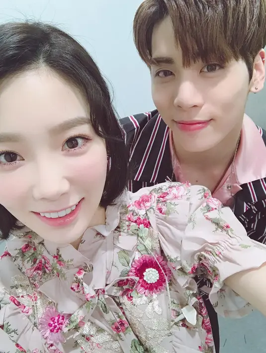Setelah itu, Taeyeon mengungkapkan jika pohon itu merupakan pemberian dari Jonghyun SHINee. (foto: instagram.com/taeyeon_ss)