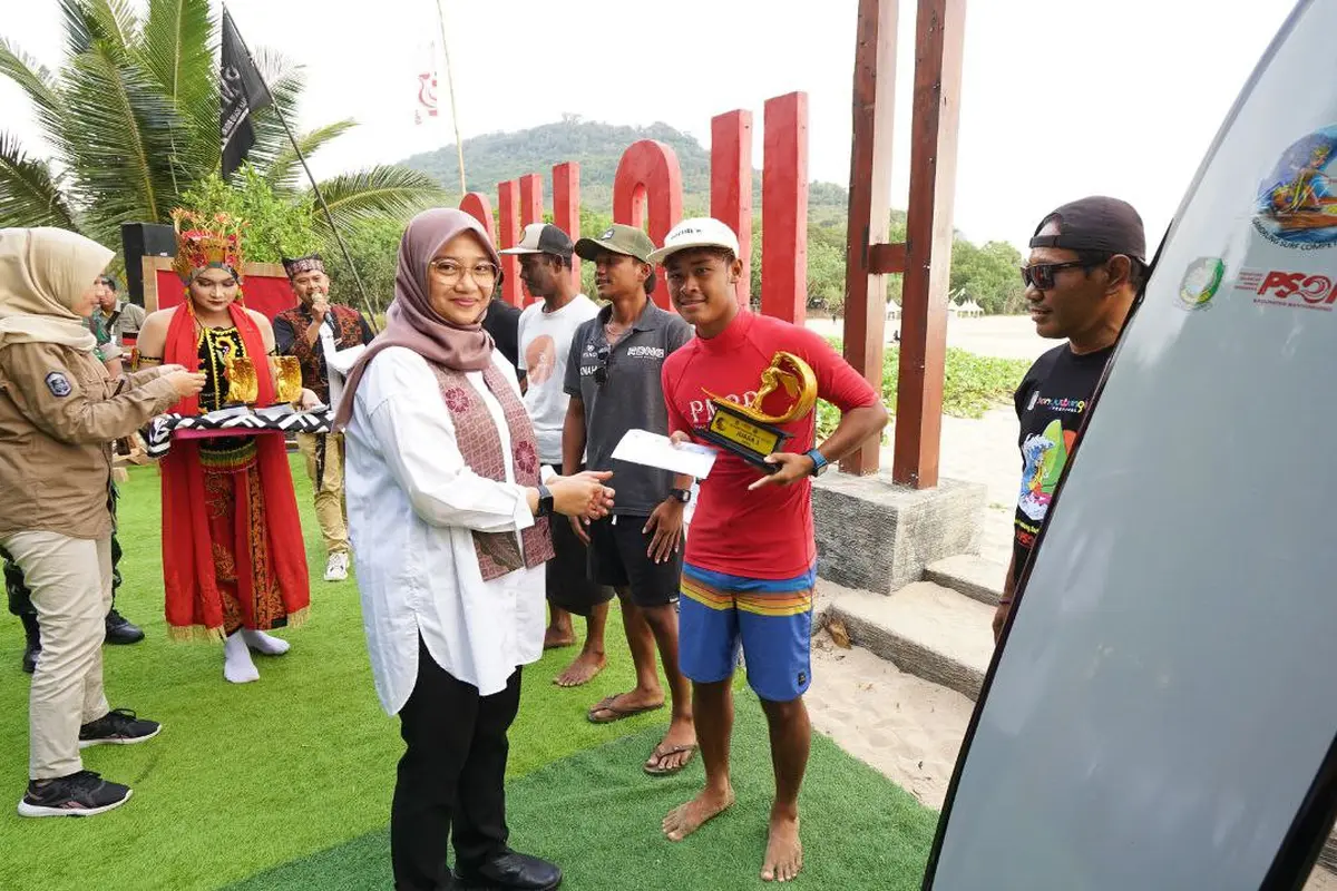 Bupati Banyuwangi Ipuk Fiestiandani serahkan piala pada pemenang Red Island Gandrung Surf Competition Banyuwangi (Istimewa)