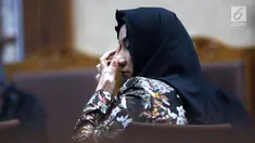 Bupati nonaktif Kutai Kartanegara, Rita Widyasari saat sidang tuntutan di Pengadilan Tipikor, Jakarta, Senin (25/6). Rita dituntut hukuman 15 tahun penjara atas kasus gratifikasi dan suap pemilik PT Sawit Golden Prima. (Liputan6.com/Helmi Fithriansyah)