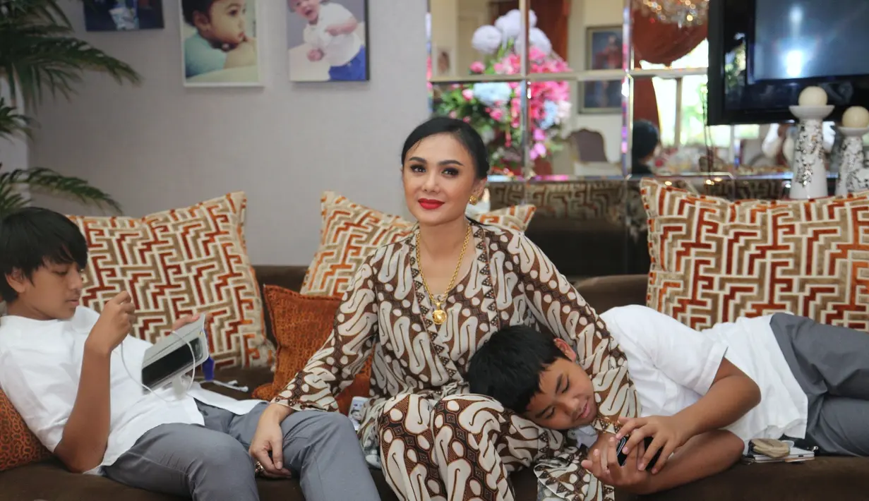 Seperti diketahui, Yuni Shara pernah gagal dua kali. Yuni pertama nikah dengan Raymond Manthey. Rumah tangga berjalan 10 tahun dan kandas 1993. Tahun 2002, kembali nikah dengan Henry Siahaan, dan kambali kandas pada 2008. (Adrian Putra/Bintang.com)