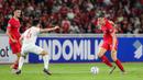 <p>Bek Timnas Indonesia, Jay Idzes (kanan) berusaha melewati adangan gelandang Vietnam, Nguyen Thai Son pada laga Grup F kualifikasi Piala Dunia 2026 Zona Asia di Stadion Utama Gelora Bung Karno (SUGBK), Senayan, Jakarta, Kamis (21/3/2024). (Bola.com/Bagaskara Lazuardi)</p>