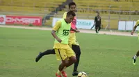 Riski Novriansyah tak sabar mengawali debutnya bersama Semen Padang. (Bola.com/Arya Sikumbang)