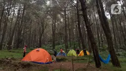 Pengunjung saat berada di lokasi perkemahan Curug Hiji, Bogor, Minggu (5/9/2021). Meski Kabupaten Bogor masih dalam masa PPKM level 3, sejumlah lokasi wisata luar ruangan mulai ramai dikunjungi pengunjung. (Liputan6.com/Helmi Fithriansyah)