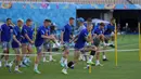 Para pemain Slovakia berlatih selama sesi latihan di Stadion La Cartuja, Seville, Spanyol, Selasa (22/6/2021). Slovakia akan menghadapi Spanyol pada pertandingan Grup E Euro 2020, Rabu 23 Juni 2021. (AP Photo/Thanassis Stavrakis)