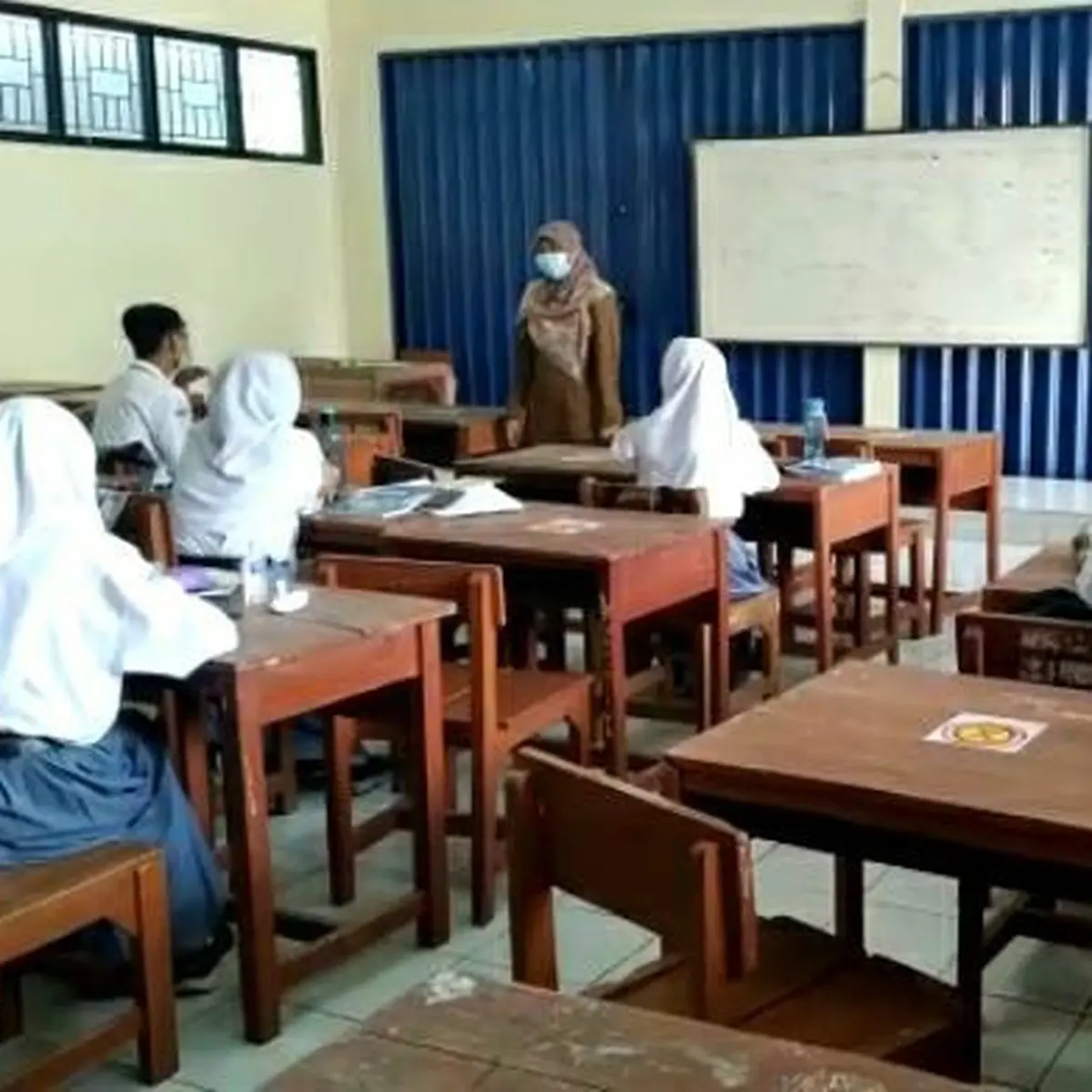 Viral Video Anak SMA Gendong Bayi di Kelas, Warganet: Ayo Tebak Kabupaten  Mana? - Health Liputan6.com