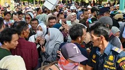 PT ASDP Indonesia Ferry (Persero) menambahkan trip penyeberangan Banda Aceh - Sabang atau sebaliknya menjadi lima trip, untuk melayani peningkatan penumpang yang berwisata ke Sabang selama libur sekolah dan Idul Adha. (CHAIDEER MAHYUDDIN/AFP)