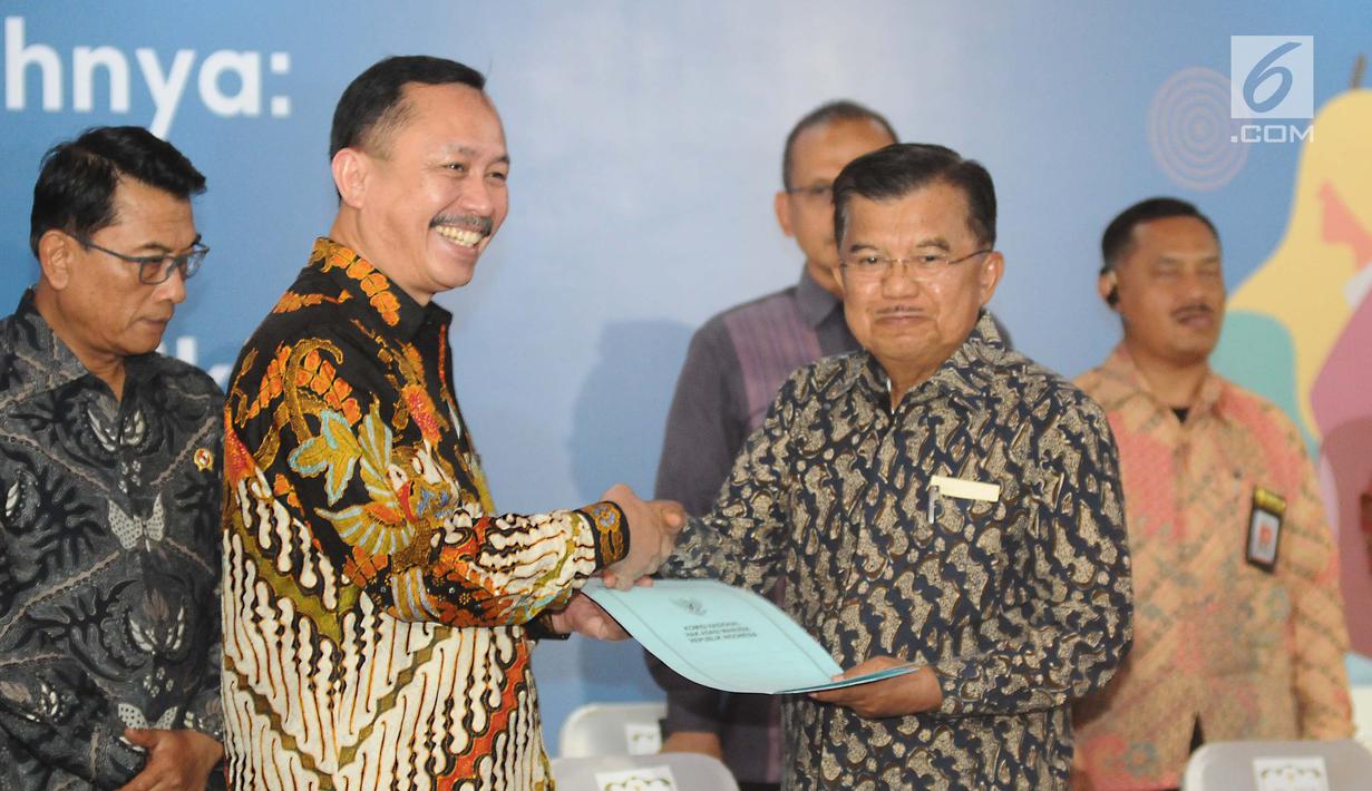 Wakil Presiden Jusuf Kalla menerima surat rekomendasi dari Ketua Komnas HAM, Ahmad Taufan Damanik selama peringatan ari Hak Asasi Manusia (HAM) internasional 2018 di kantor Komnas HAM, Jakarta, Selasa (11/12). (Liputan6.com/Angga Yuniar)