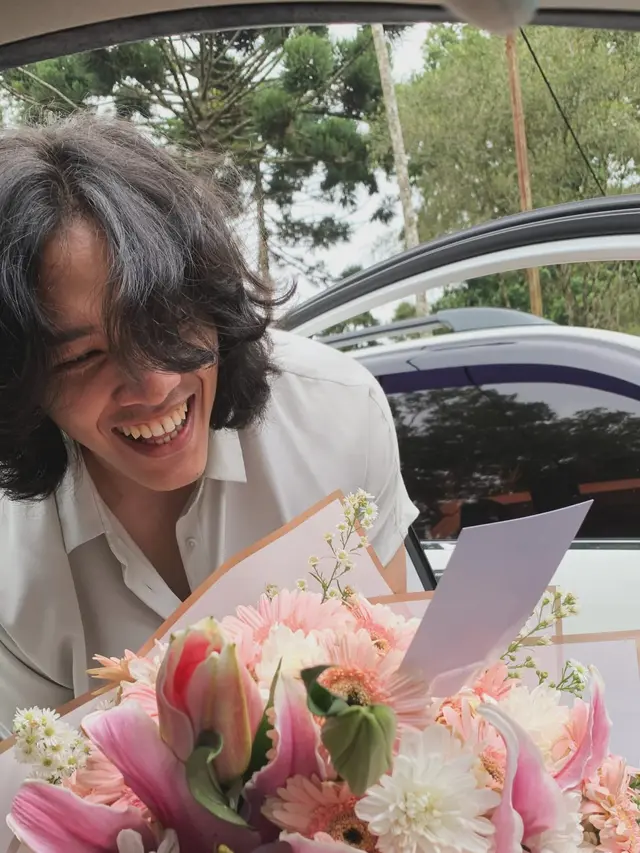 Nadin Amizah Dilamar Sang Kekasih dengan Kotak Cincin yang Dibeli di Pasar Loak, Bergaya Vintage ala Pasangan 90an