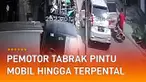 Detik-detik seorang pemotor terpental jatuh ke aspal menabrak pintu mobil yang terbuka sembarangan.