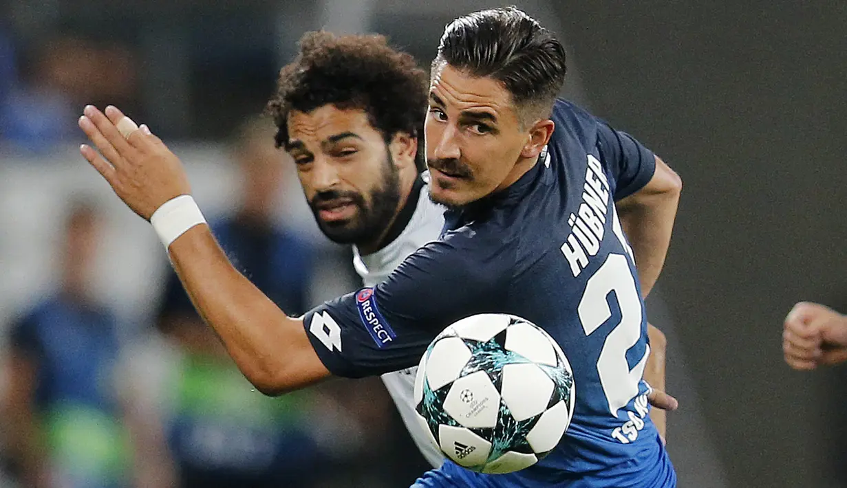 Aksi pemain Hoffenheim, Benjamin Huebner (kanan) saat berebut bola dengan pemain Liverpool, Mohamed Sarah pada kualifikasi Liga Champions di Rhein-Neckar-Arena, Sinsheim, (15/8/2017). Liverpool menang 2-1.  (AP/Michael Probst)