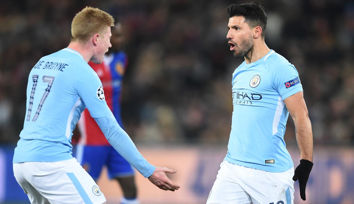 Pemain Manchester City, Sergio Aguero (kanan) merayakan gol bersama rekannya Kevin De Bruyne saat melawan Basel pada laga 16 besar Liga Champions di Saint Jakob-Park Stadium, Basel, (13/2/2018). Manchester City menang 4-0. (AFP/Sebastian Bozon)