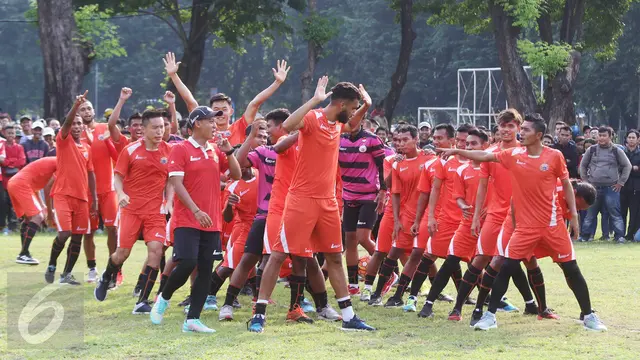 Berlatih di Lapangan Banteng, Pemain Persija Dikerubungi Ratusan The Jakmania