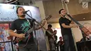 Grup musik Payung Teduh tampil membawakan sejumlah lagu saat merilis album terbaru di kawasan Kemang, Jakarta, Selasa (19/12). Pada album ini berisikan 9 lagu yang salah satunya terdiri lagu terkenal yang berjudul "Akad". (Liputan6.com/Herman Zakharia)
